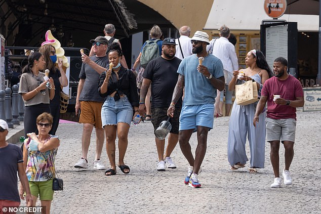 享受生活！媒体晒詹姆斯前天在科西嘉岛品尝冰淇淋度假照