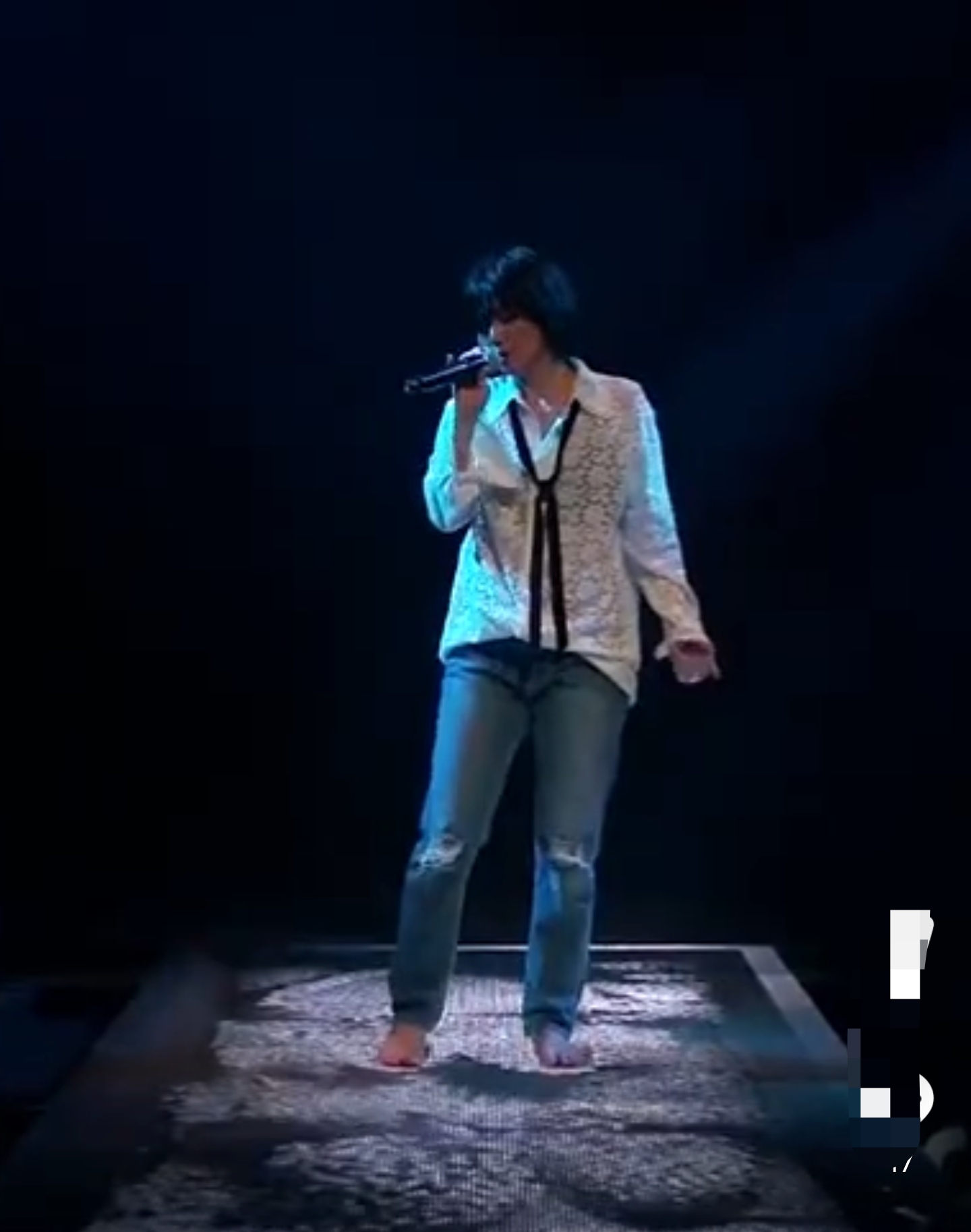 43岁孙燕姿近况曝光，素颜上镜状态佳，直播献唱引网友齐呼“爷青回”