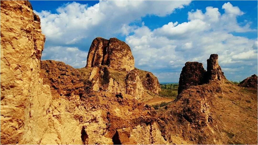 在长城上望向远方的照片,在远方看长城