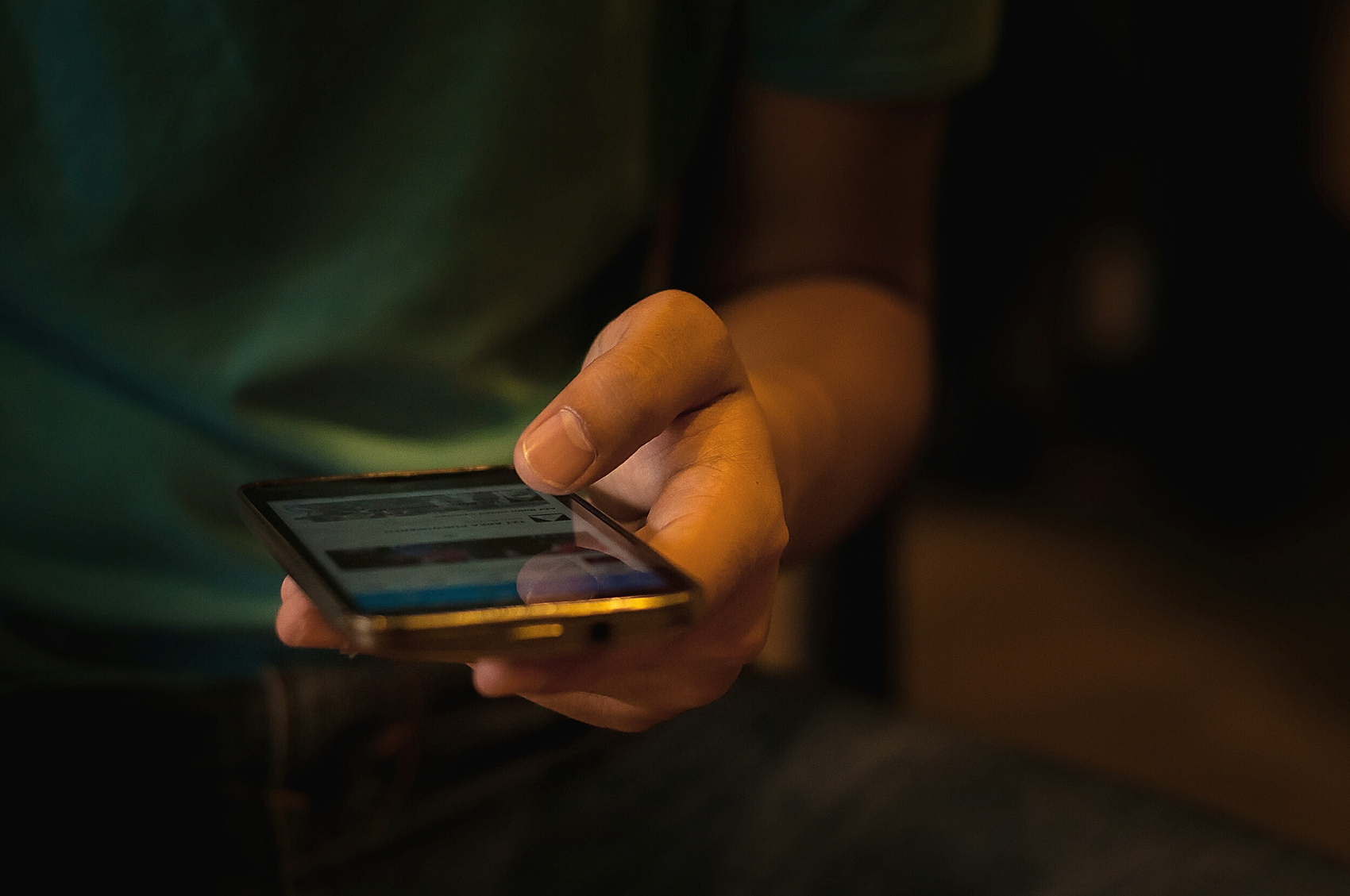 长沙女子捡到手机花80元刷机,失主找上门后女子索要“刷机费”,法院:赔1000