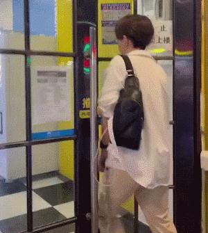 网恋奔现意外赚钱,一个月涨粉过万的短视频