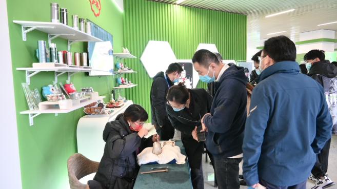 亮得闪眼!不负众望街区梦祥银用银器挂满展示墙