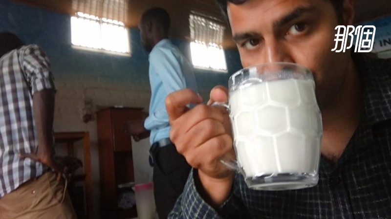 看着卢旺达老哥在奶吧吹奶，我忘记了乳糖不耐