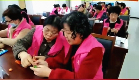 平顶山卫东区：毛线编织培训进村魏寨村大妈学“技术”