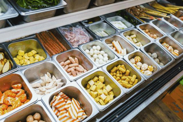 阿姨在路边卖麻辣拌,辽宁大姐秘制麻辣拌