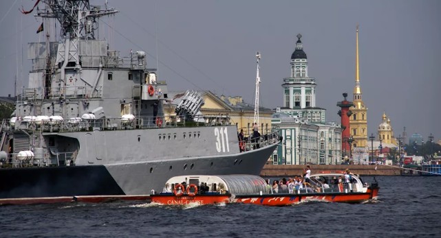 捡了大便宜!俄舰与货船相撞,舰艏红星掉落,竟成货船水手战利品