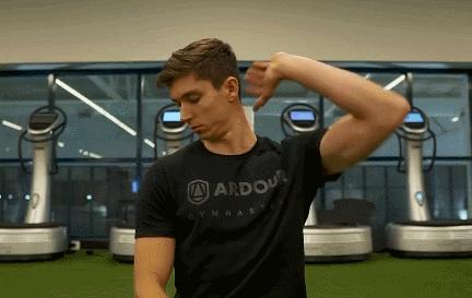 背部肩胛骨凸起该怎么改善图片,后背肩胛骨高低如何矫正