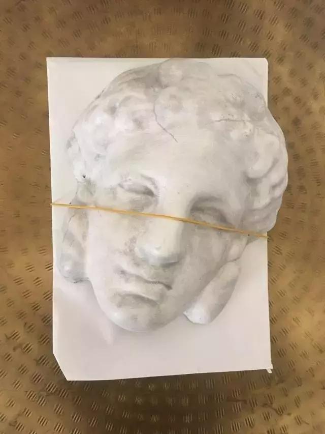 米兰时装周明星造型和模特对比,米兰时装周明星看秀造型