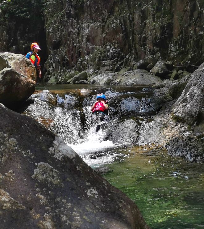武宁牛鼻孔溯溪被困,武宁牛鼻孔溯溪潜水