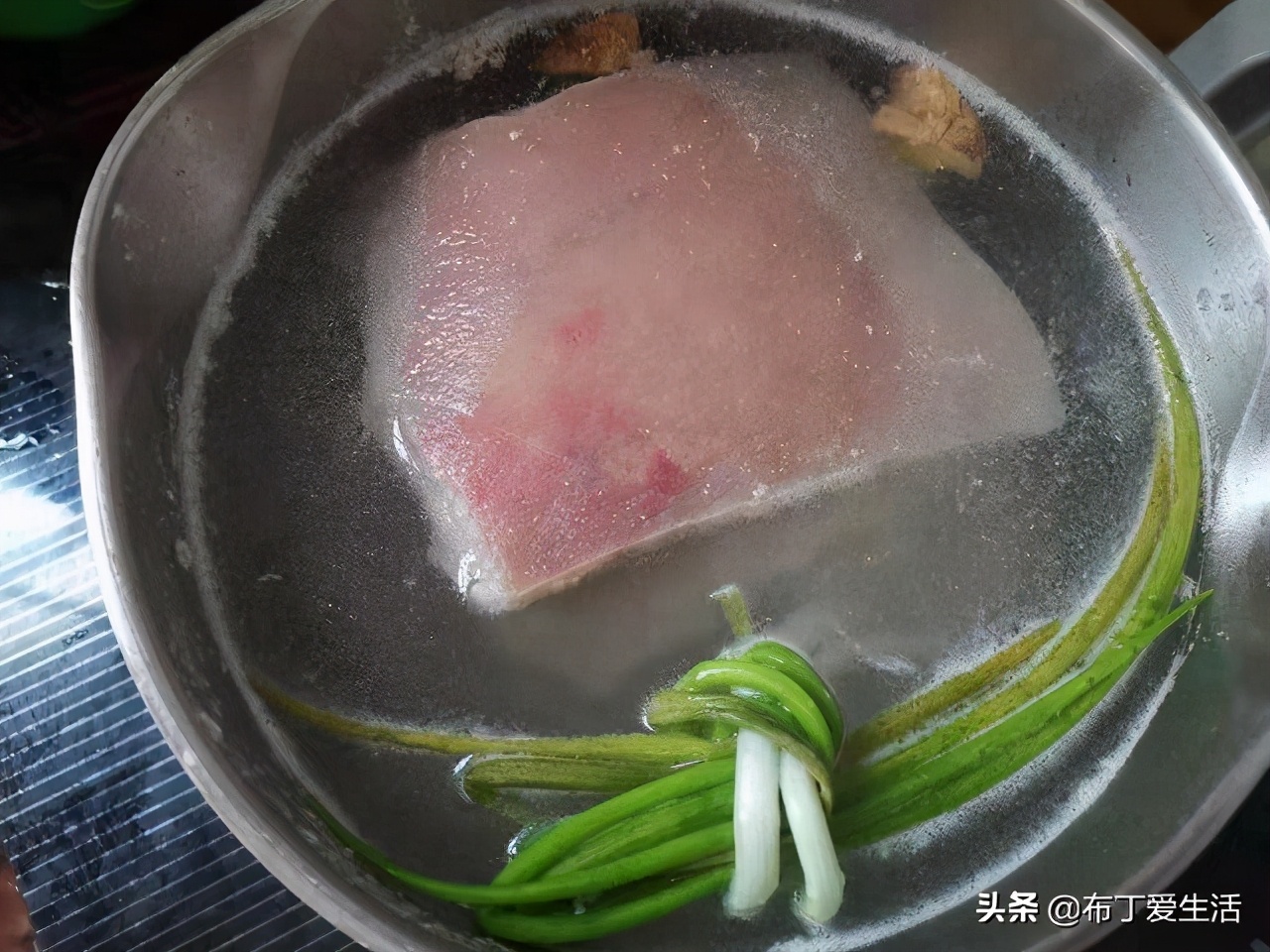 炸扣肉起泡正确炸法客家人,花生油要沉淀多久炸扣肉不会起泡