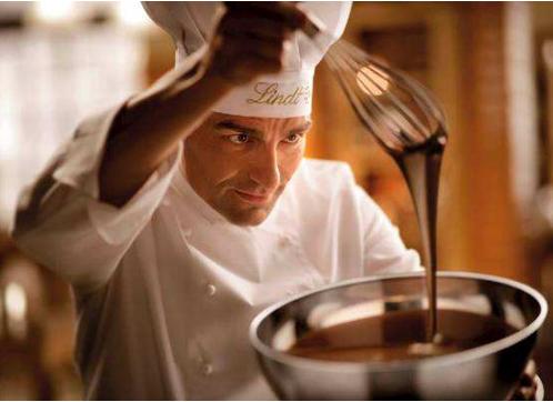 一个主人很久没有给狗喂食物,雪纳瑞拒绝喂食