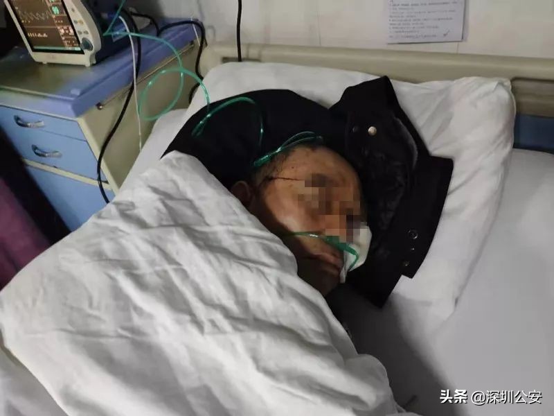 男子开车撞倒保安,男子骑车险被铁门砸到