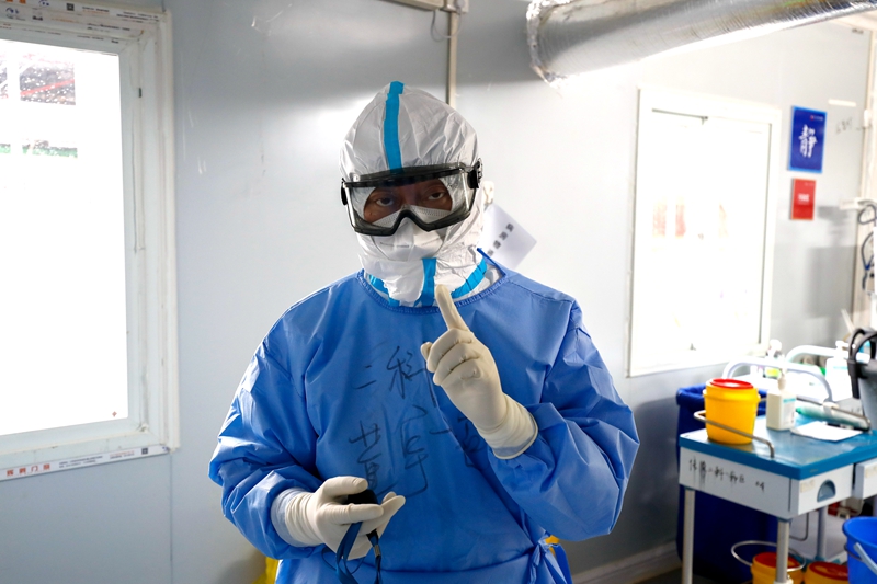 董宇超：密封的护目镜里，他向患者敞开一扇“心灵之窗”