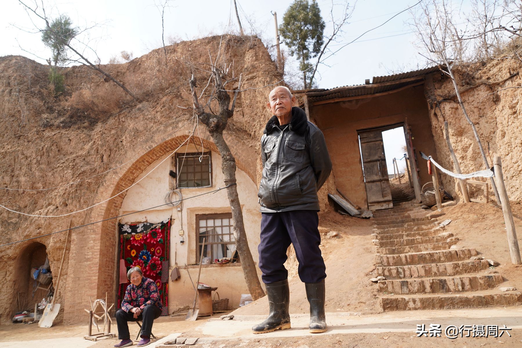 农村8旬大爷养猪,80岁大爷养600斤大野猪当坐骑