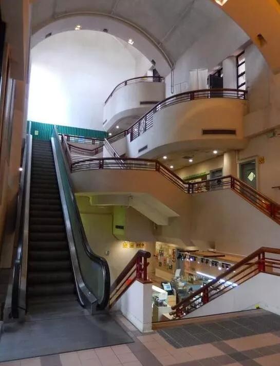 香港豪门最惨原配！生前帮贫穷小子成首富，死后还要被他利用？