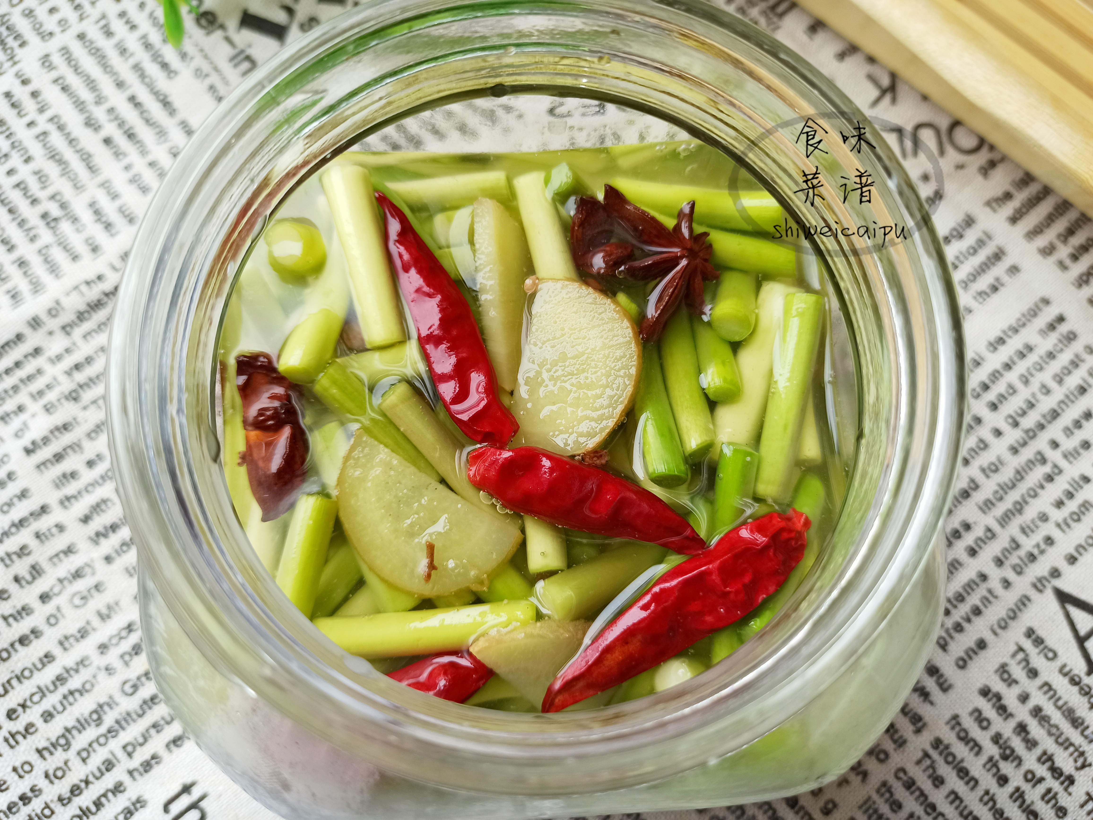 这才是腌蒜薹的正确做法，酸甜脆爽，如翡翠碧玉一般，一年坏不了