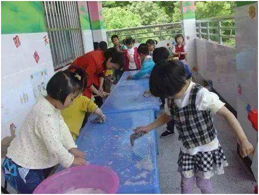 怎么劝幼儿不要在墙壁上乱涂乱画,孩子墙上乱涂乱画怎么清除呢