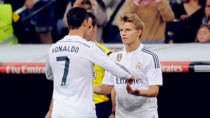 挪威98三杰球员,挪威三杰和哈兰德对比