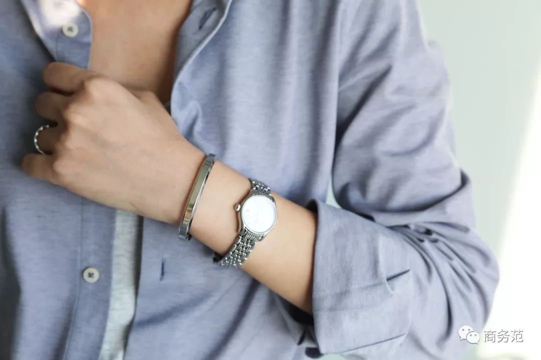 瑞典皇家配饰品牌，几百块戴出万元质感，金色手镯男女戴都好看