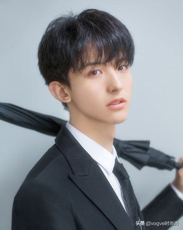 脸型小30-40岁男士发型稳重,2020年男士流行发型脸型大的