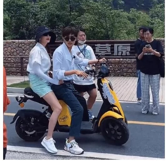 张雨绮李柄熹现身桂林录制节目，女方打扮很少女，有意向男友靠拢