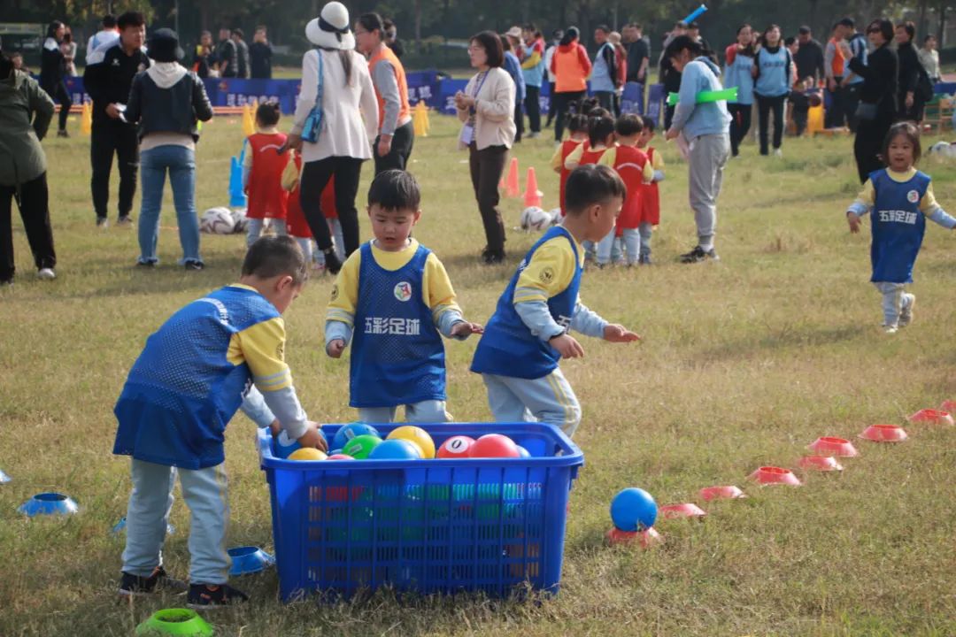 「五彩球运动」“宝贝向前冲”红黄蓝五彩球运动激情开幕