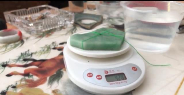 翡翠原石赌石真的是骗人的吗,几十元的翡翠原石赌石现场