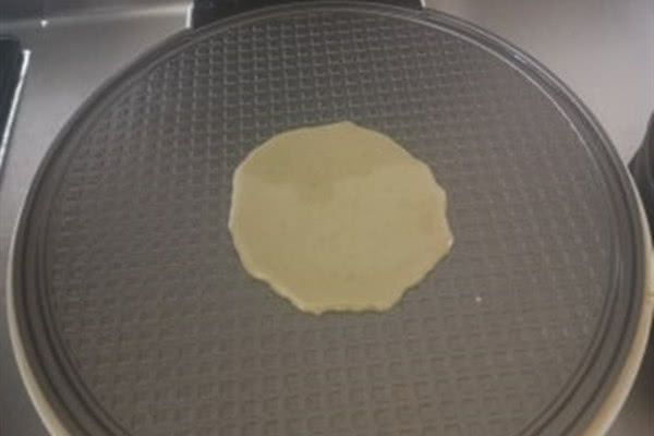 蛋卷不用牛奶可以做吧,电饼铛制作蛋卷最简单的方法