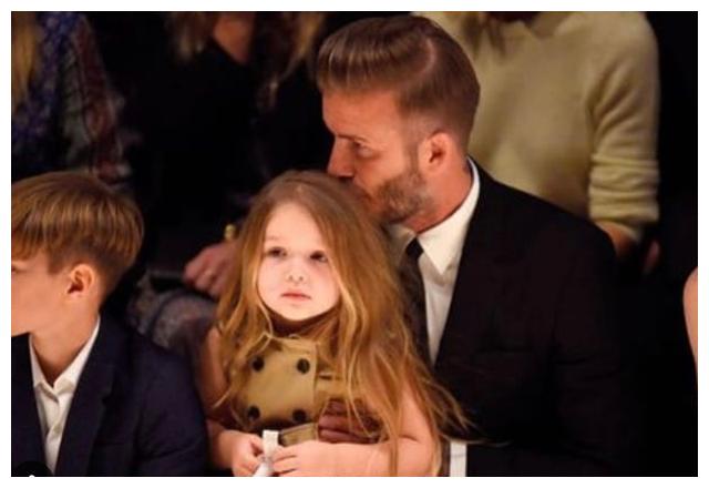 贝克汉姆小七奶娃,七公主出门不用走路