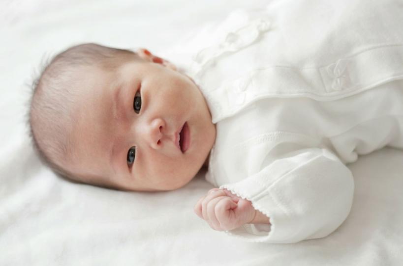 母乳宝宝不拉大便是母乳不够吃吗,母乳宝宝不攒肚子咋办