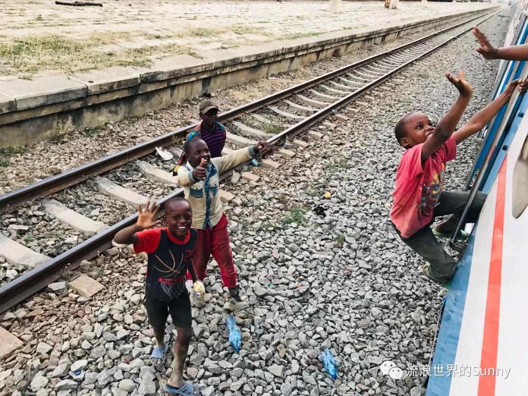 流浪非洲，乘坐中国援建火车去赞比亚，满满的亲切