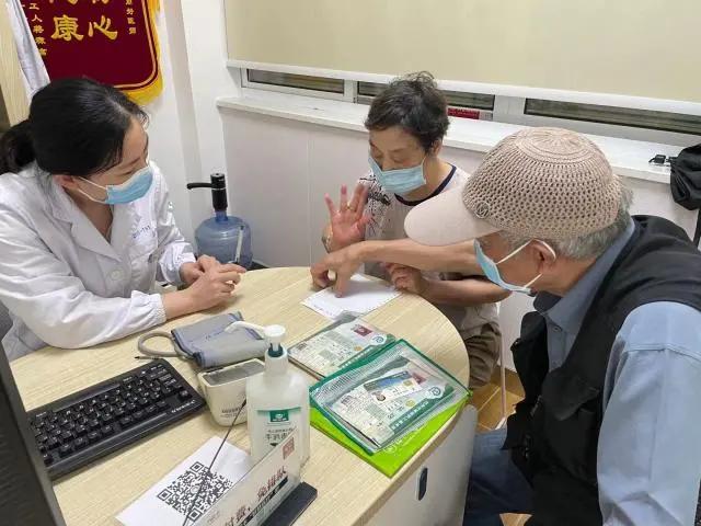 一年“纸上对白”,社区全科医生的暖心字条,让这对老夫妻看病更从容