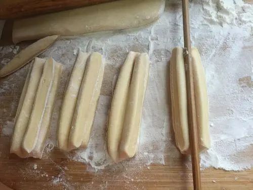 油条膨松剂炸出来又软又蓬松,油条酥脆不用油条膨松剂