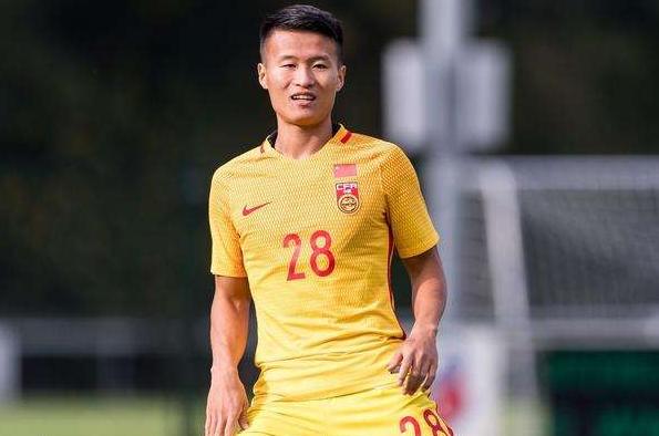 球坛又现流血事件!23岁足球新星顶球时被撞,血流满面当场送医