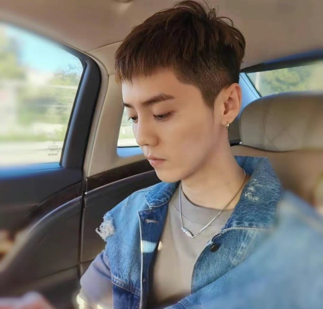 鹿晗晒自拍秀肌肉,鹿晗最近自拍视频