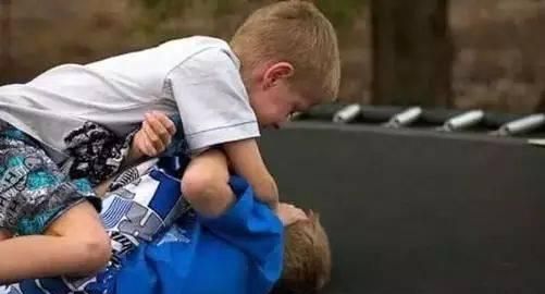 孩子在幼儿园被老师欺负如何报警,孩子在幼儿园受老师欺负怎么处理