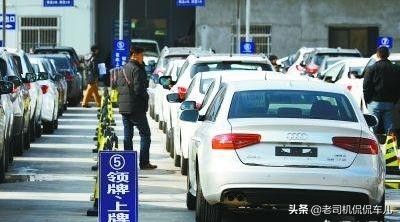 4s店上牌为什么还要收我100块,车管所上牌只给了四个螺丝怎么办