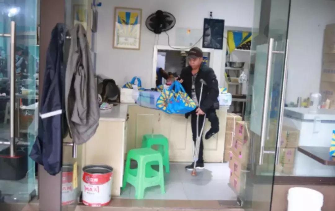 外卖小哥单腿送外卖原视频,单腿外卖小哥送餐视频