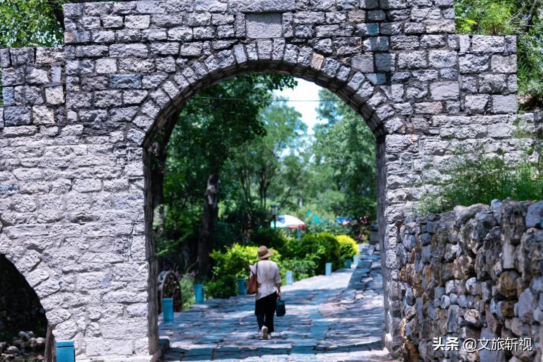 十年后再次走进朱家峪，被村里的几个摊煎饼的大妈纠缠着买煎饼