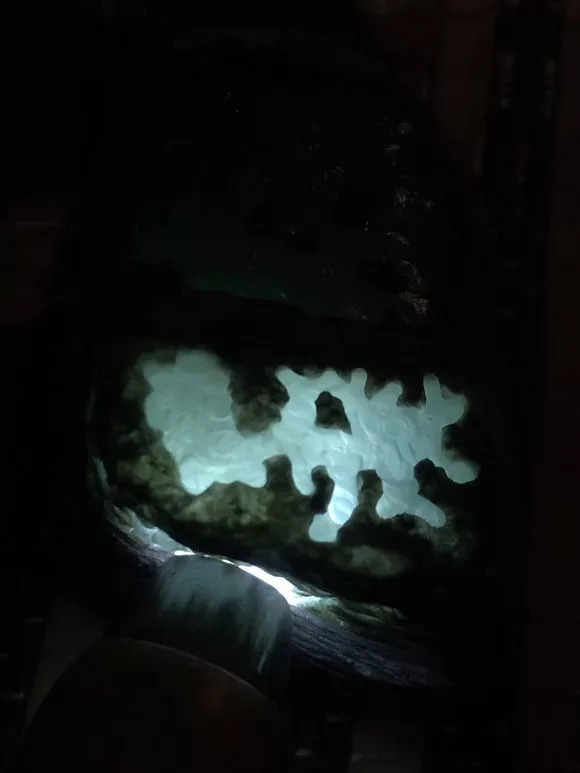 没想到居然是这样的翡翠原石,一件不起眼的翡翠原石