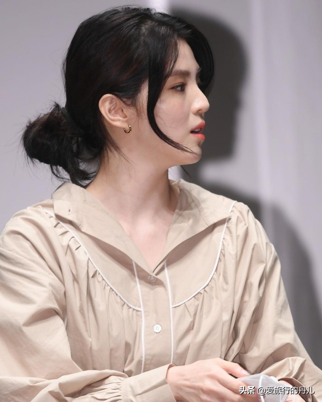 韩国女星韩素希红发,韩素希穿搭欧美绿色裙子