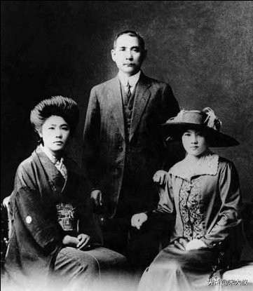 宋子文宋庆龄宋美龄三姐妹,宋子文是宋霭龄的哥还是弟