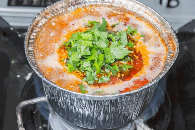 排到凌晨2点！曝光魔都这家「牛排火锅」，1折吃垮老板！