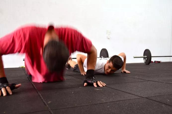 运动完后肌肉酸痛第二天继续吗,运动后肌肉酸痛可以吃布洛芬吗