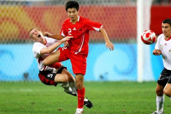 盘点那些看着都痛的合集,看着都疼足坛中的暴力犯规