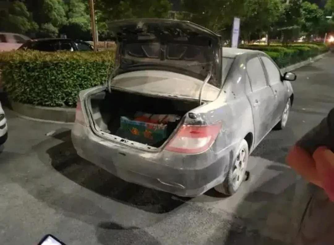 “别慌，喷它！”加油站起火，女工神操作1分钟搞定