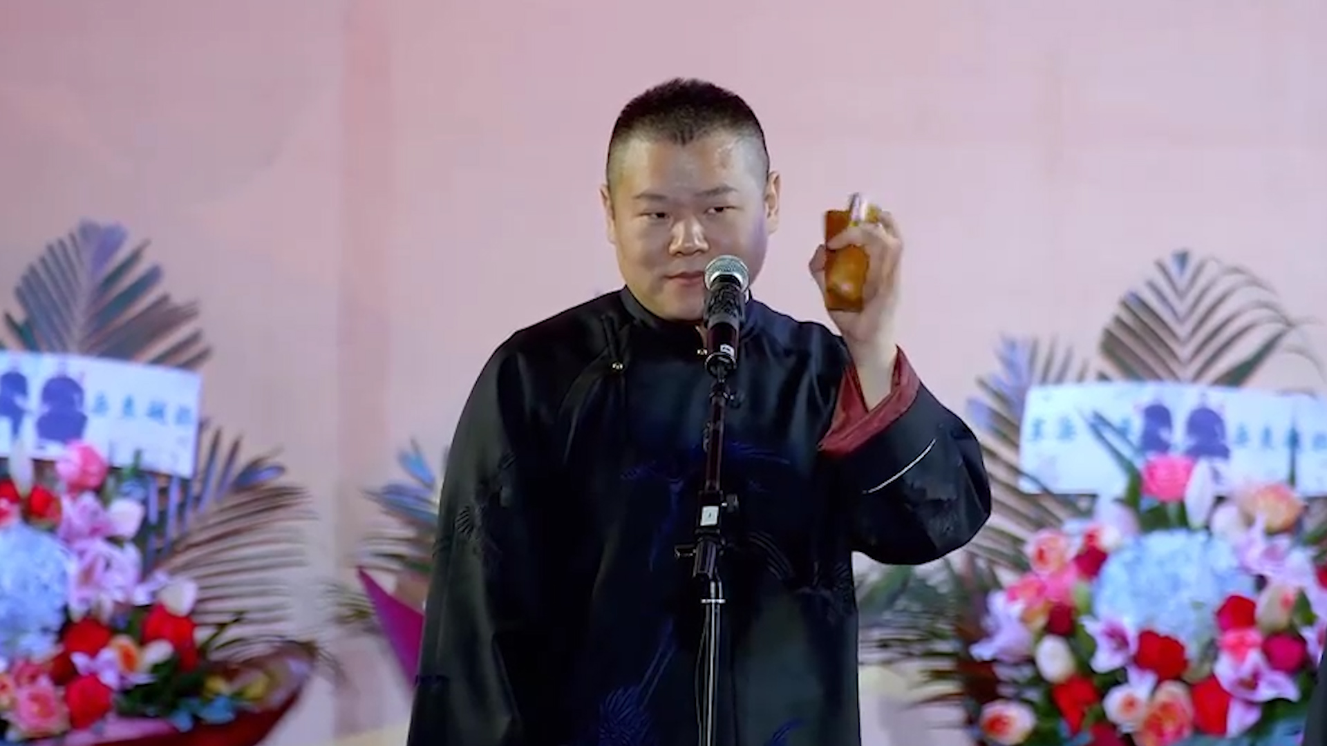 岳云鹏向男足道歉，高峰被国安粉丝堵，女足胜利后德云社争议不断