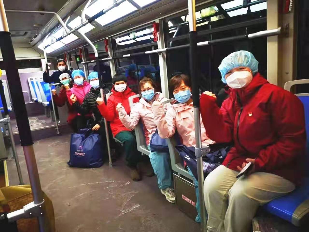 别人依偎在妈妈怀里，我却相隔千里，远在疫区的妈妈就是超级英雄