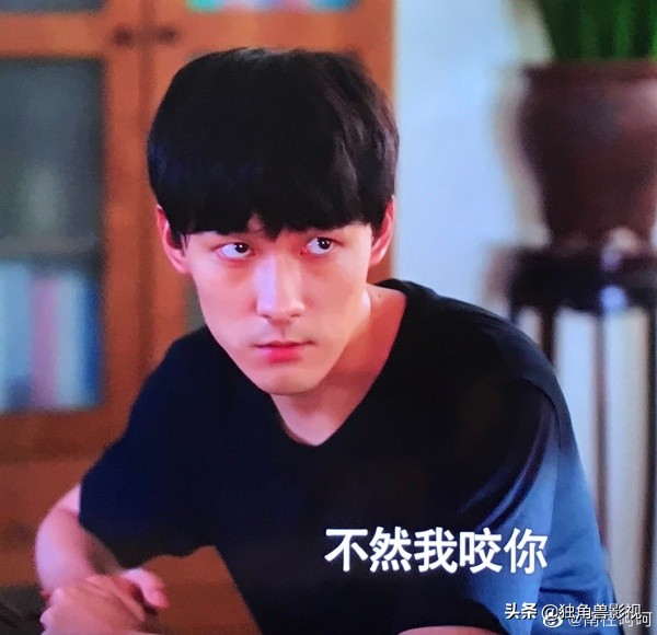 他是沙发上翻滚的贺灿阳，他是余罪的情敌解冰，但他内心喜欢花轮