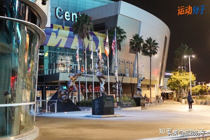 斯台普斯球馆雕像,斯台普斯中心门前的雕像